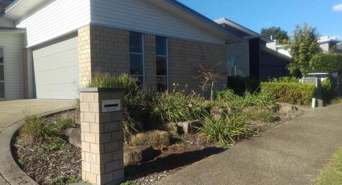 Entrance of this home is scruffy and doesn’t have any WOW factor. What it does have is great structure and rocks to work with.